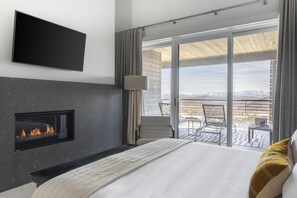 4 habitaciones, escritorio y tabla de planchar con plancha 