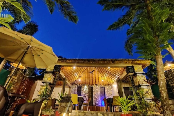 Deluxe House | Premium bedding, desk, soundproofing, free WiFi