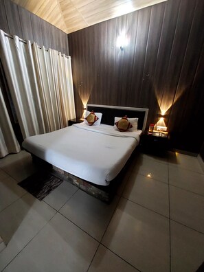 ห้องลักซ์ชัวรี่ | เครื่องนอนระดับพรีเมียม, โต๊ะทำงาน, ห้องเก็บเสียง, Wi-Fi ฟรี