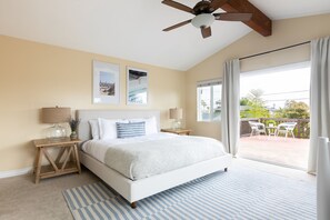3 habitaciones, escritorio y tabla de planchar con plancha