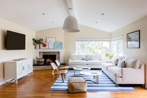 Smart TV, chimenea y oficina 