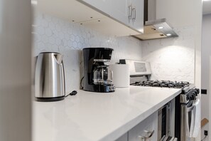 Kjøleskap, mikrobølgeovn, ovn og oppvaskmaskin