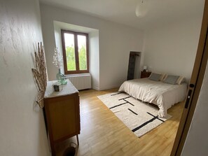 1 bedroom, travel cot - L'appartement de Louise et Paul (Junhac)