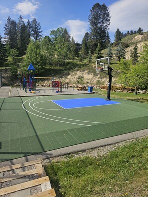 Sports court - Lakeside 3 bed townhome w/ private beach access! (Windermere)