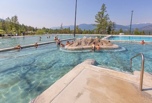 Lakeside 3 bed townhome w/ private beach access!