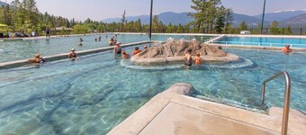 Lakeside 3 bed townhome w/ private beach access!