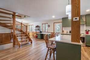 Kjøleskap, ovn, kokeplater og oppvaskmaskin