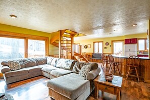 Fireplace, DVD player - Robyn`s Nest - 304 Slopeside Road (Davis)