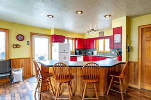 Kylskåp, ugn, spishäll och diskmaskin