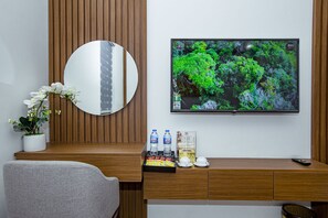 Deluxe Double Room, 1 Queen Bed | Minibar, desk, free WiFi, bed sheets - Bao Minh Sun Hotel (Ha Long)