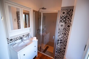 Basic Double Room | Bathroom