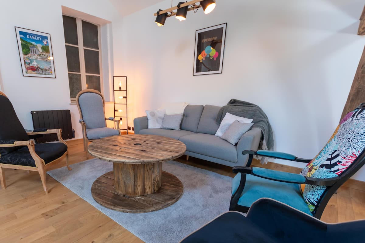 迷你吧、隔音、免費 Wi-Fi、床單