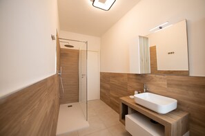 Club Apartment | Bathroom | Shower, free toiletries, bidet, towels - LakeView (Polpenazze del Garda)