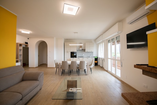 Club-Apartment | Wohnbereich | 50-Zoll-Fernseher mit Digitalempfang