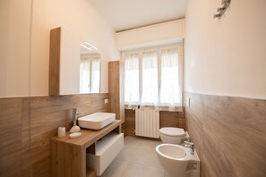 Club Apartment | Bathroom | Shower, free toiletries, bidet, towels - LakeView (Polpenazze del Garda)