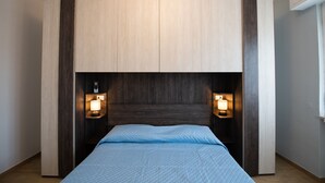 Une chambre à coucher avec un lit, des lampes de chevet et une tête de lit.