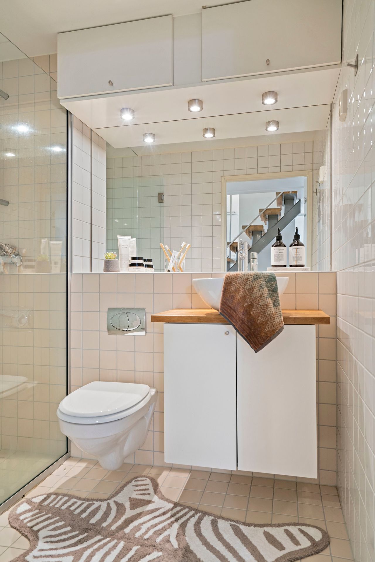 Douche, sèche-cheveux, serviettes fournies, savon