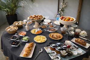 Free daily buffet breakfast  - Sous le Badamier Boutique Hotel & Spa (Grand-Baie)
