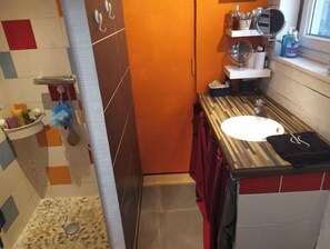 Douche, sèche-cheveux, serviettes fournies, savon