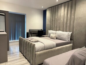 5 bedrooms, desk, iron/ironing board, WiFi