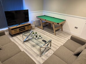 TV, fireplace, Netflix, streaming services