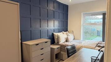 5 bedrooms, desk, iron/ironing board, WiFi