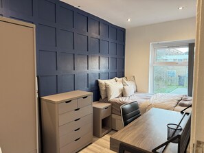 5 bedrooms, desk, iron/ironing board, WiFi