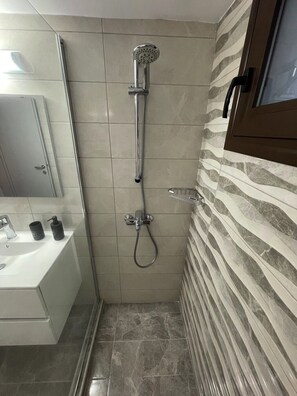 Dusche, kostenlose Toilettenartikel, Haartrockner, Bademäntel