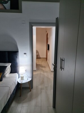 1 habitación, sistema de insonorización y tabla de planchar con plancha 