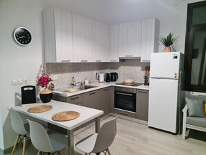 Jääkaappi, uuni, liesi, vedenkeitin