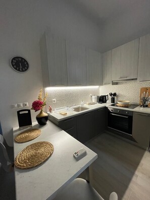 Jääkaappi, uuni, liesi, vedenkeitin