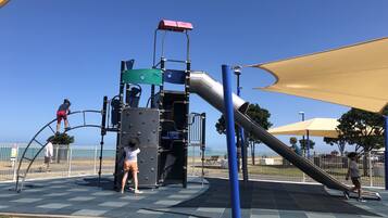 Lasten leikkialue ulkona