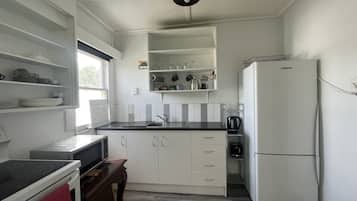 Lemari es besar, microwave, oven, dan kompor