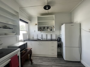 Full-sized fridge, microwave, oven, stovetop - Ocean Front Cottage Napier (Napier)