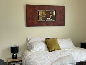 2 bedrooms, premium bedding, down duvets, pillow-top beds - Ocean Front Cottage Napier (Napier)