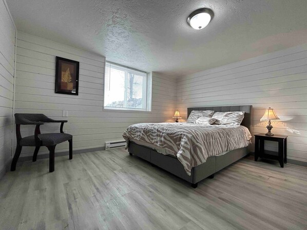 2 bedrooms, in-room safe, desk, iron/ironing board