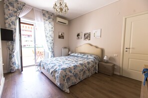 2 bedrooms, iron/ironing board, travel cot, WiFi