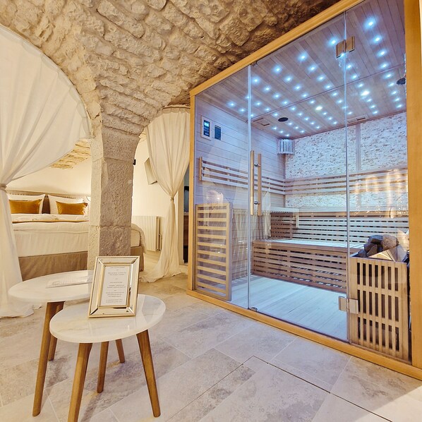1 bedroom, WiFi, bed sheets - Exceptional suite with jacuzzi and private sauna (Dole)