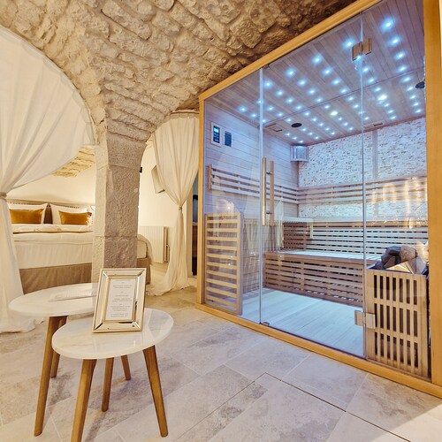 Exceptional suite with jacuzzi and private sauna
