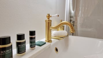 Douche, sĂšche-cheveux, serviettes fournies, savon