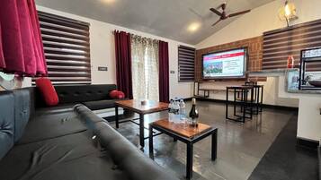 Family Room | Egyptian cotton sheets, premium bedding, free WiFi, bed sheets