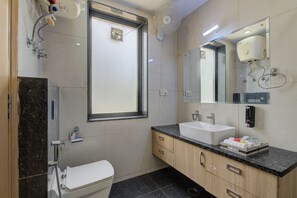 Shower, perlengkapan mandi gratis, pengering rambut, dan sandal