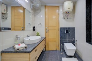 Premium tweepersoonskamer | Badkamer | Een douche, gratis toiletartikelen, een haardroger, pantoffels