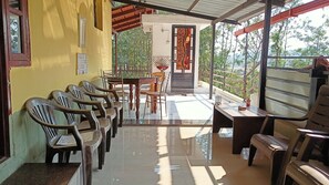 Outdoor dining - Malnad Flora Homestay (Chikkamagaluru)