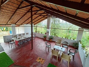 Outdoor dining - Malnad Flora Homestay (Chikkamagaluru)