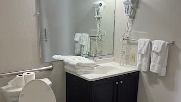 Combined shower/bathtub, rainfall showerhead, towels