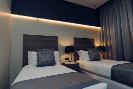Apartment | Minibar, in-room safe, blackout drapes, soundproofing