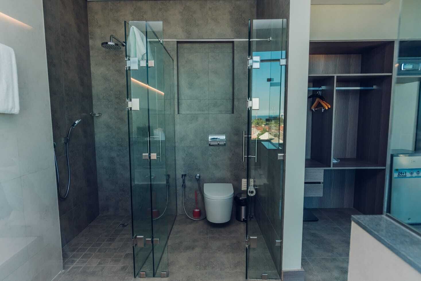 presidential room | bathroom | shower, designer toiletries, hair dryer, slippers