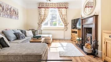 Smart TV, fireplace