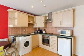 Fridge, microwave, oven, stovetop - QUIET CITY MODERN FLAT CLOSE TO LIME ST STATION / ROYAL HOSPITAL /EMPIRE THEATRE (Liverpool)